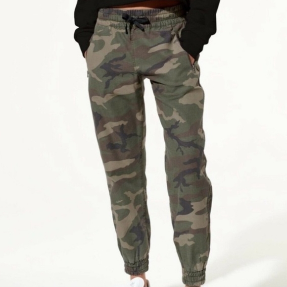 Aritzia TNA Camo Camouflage Joggers Alix Pants - Picture 3 of 8